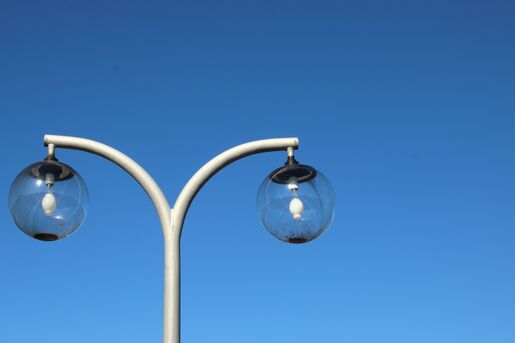 Moderne Laternen leuchten nur bei Bedarf