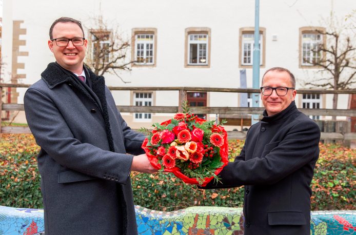 Glöckle Gruppe übergibt Spende auf dem Gelände der Diakonie Stetten (links: Geschäftsführer der Glöckle Gruppe Axel Glöckle, rechts: Stellv. Vorstandsvorsitzender der Diakonie Stetten Dietmar Prexl)